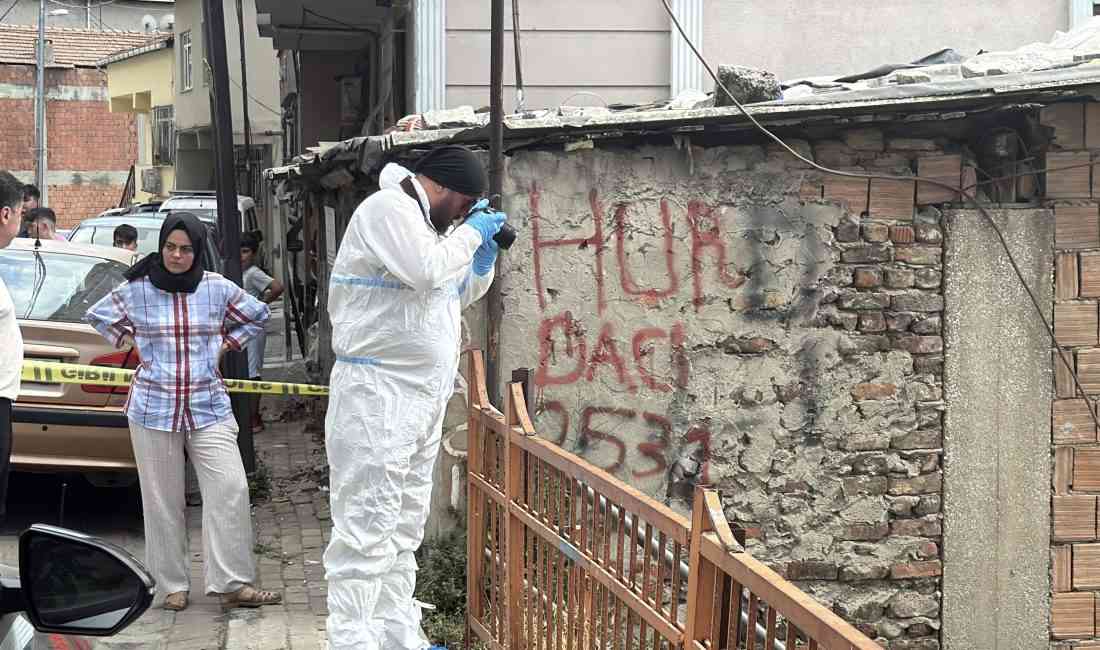 Kağıthane’de, Gürsel Mahallesi’nde bir gecekonduda sabah kahvaltısı hazırlayan Ferhat O.,