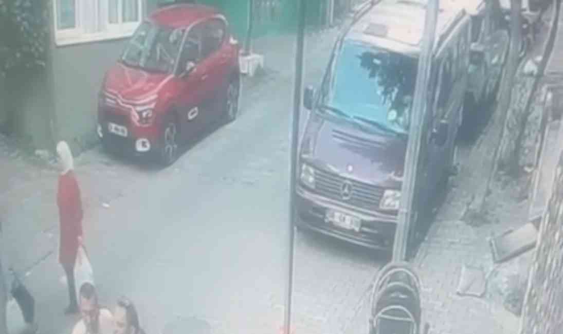 Kağıthane’de, park halindeki bir aracın el freninin arızalanması sonucu yokuş