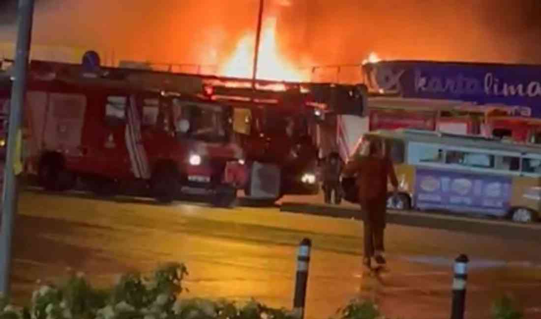Kartal’da Korkutan Yangın: 4 Restoran Küle DöndüKartal’da bulunan bir balıkçı