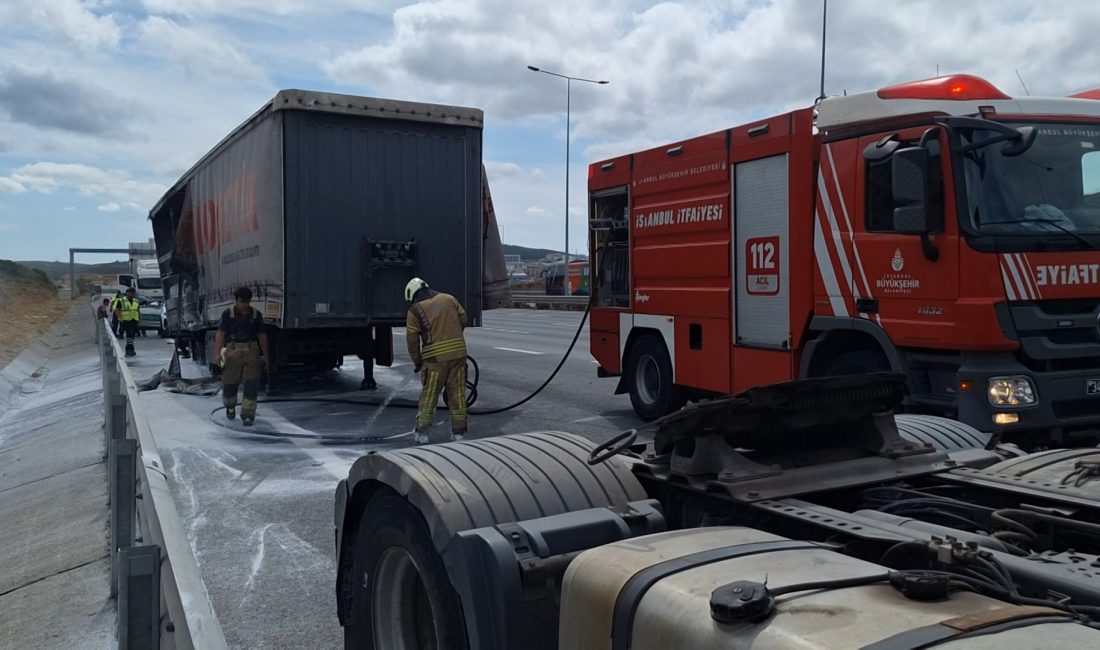 Sancaktepe Kuzey Marmara Otoyolu’nda TIR dorsesi alev aldı Sancaktepe’de Kuzey Marmara Otoyolu’nda mermer tozu yüklü bir TIR’ın dorsesinde