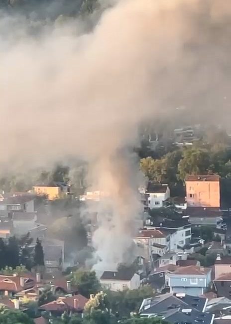 Sarıyer’de, Çayırbaşı Mahallesi’nde meydana gelen yangında iki kardeş ağır yaralandı.