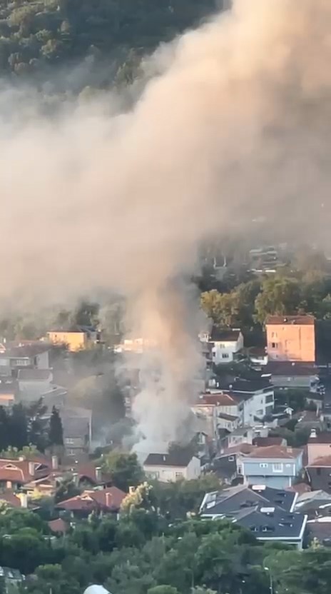 Sarıyer’de, Çayırbaşı Mahallesi’nde meydana gelen yangında iki kardeş ağır yaralandı.