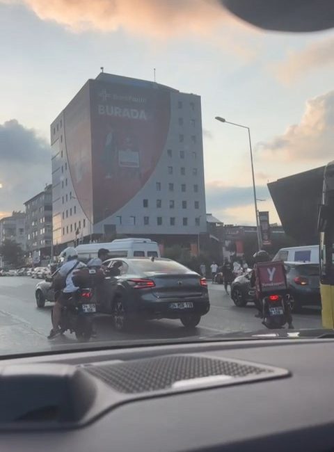 Şişli’de Trafik Sıkışıklığında Yumruklu Saldırı Kamerada Şişli’de sabah saatlerinde, trafikte sıkışan iki sürücü arasında yaşanan gerginlik,