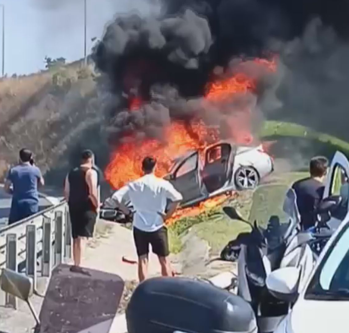 Ümraniye’de meydana gelen trafik kazasında otomobilin motor kısmında çıkan yangın,