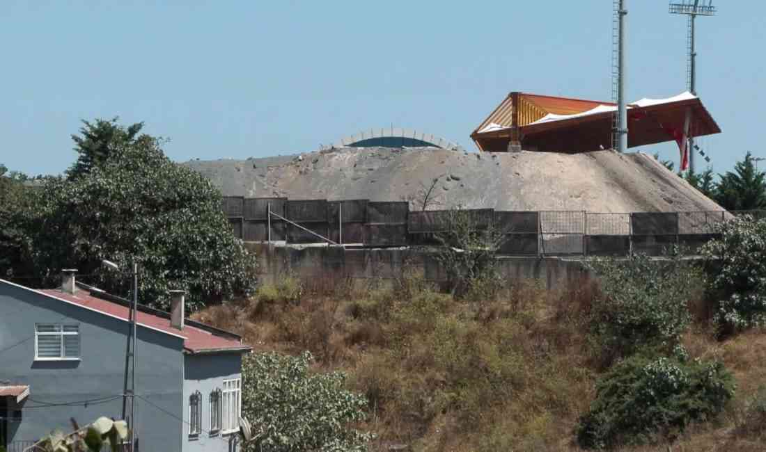 Ümraniye Hekimbaşı Mahallesi sakinleri, çevredeki İBB’ye bağlı asfalt fabrikasının toz,