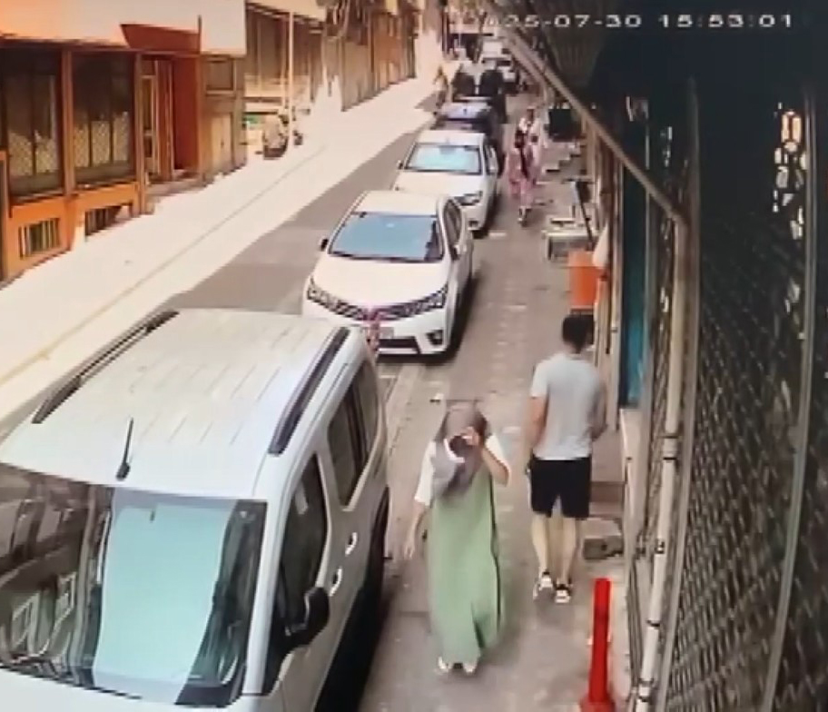 Zeytinburnu’nda, hırsızlık amacıyla girdikleri evde altın ziynet eşyaları ve döviz