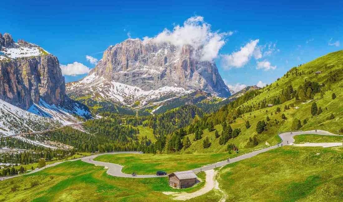 İtalya’nın kuzeyindeki Dolomitler, artan turist yoğunluğu nedeniyle dağlara turnikeli geçiş