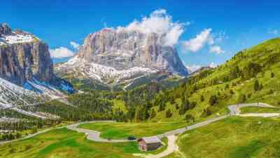 İtalya’nın kuzeyindeki Dolomitler, artan turist yoğunluğu nedeniyle dağlara turnikeli geçiş