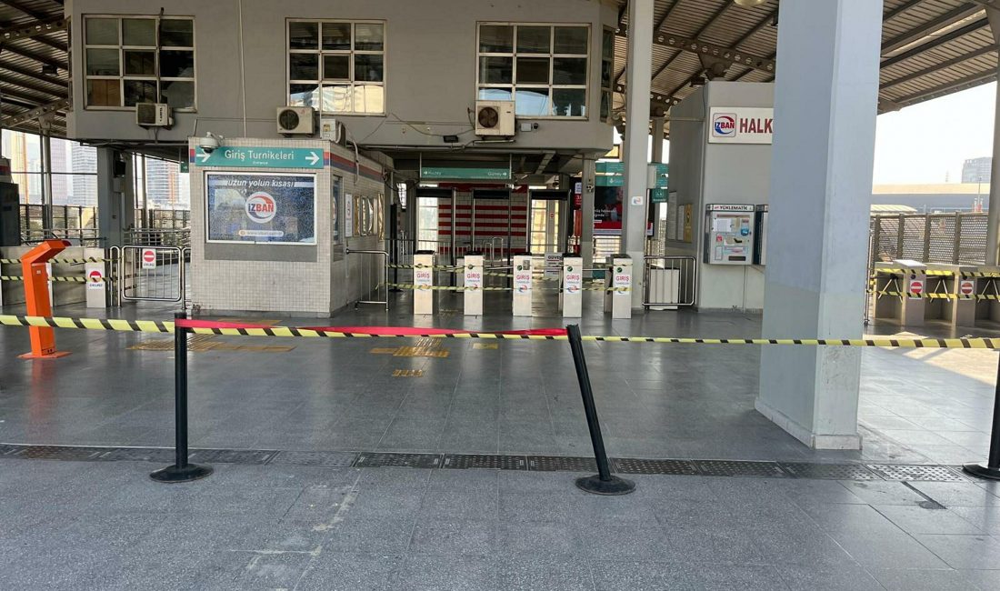 Kamu Çalışanlarının 1 Günlük İş Bırakma Eylemi, İzmir’de İZBAN Seferlerini Durma Noktasına Getirdi Kamu çalışanlarının ülke genelinde gerçekleştirdiği 1 günlük iş bırakma eylemi,