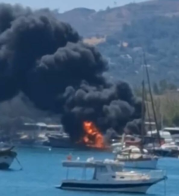 Urla ilçesinde limanda bağlı bir teknede çıkan yangın, rüzgarın da