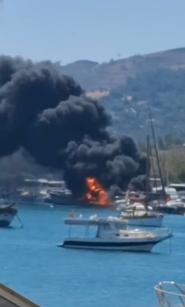 Urla ilçesinde limanda bağlı bir teknede çıkan yangın, rüzgarın da