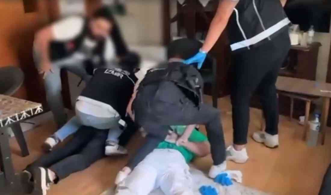 İzmir Cumhuriyet Başsavcılığı’nın talimatlarıyla, İl Emniyet Müdürlüğü ekipleri, uyuşturucu ticareti