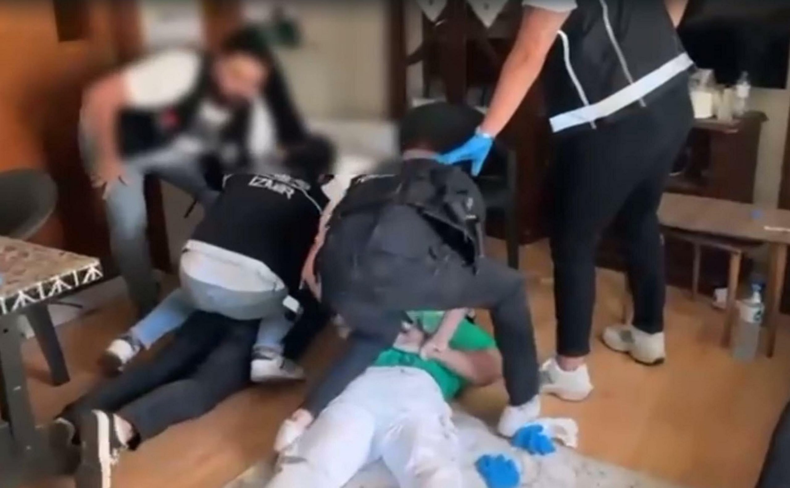 İzmir Cumhuriyet Başsavcılığı’nın talimatlarıyla, İl Emniyet Müdürlüğü ekipleri, uyuşturucu ticareti