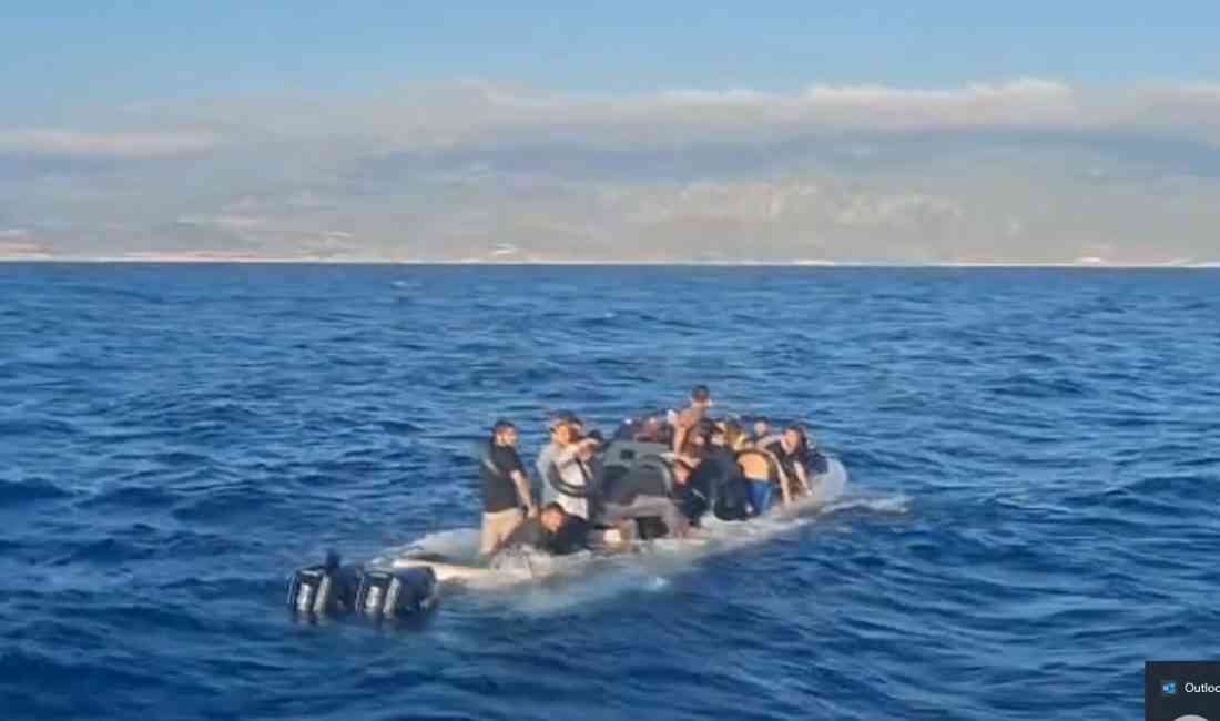 İzmir’in Karaburun ilçesi açıklarında, batmak üzere olan fiber karinalı lastik