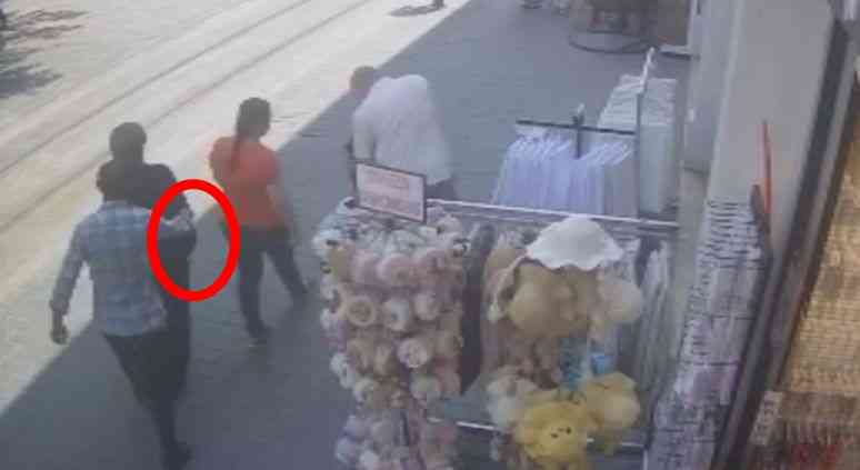 Güpegündüz Hırsızlık KameradaBursa’nın Osmangazi ilçesinde, Cumhuriyet Caddesi’nde yürüyen 23 yaşındaki