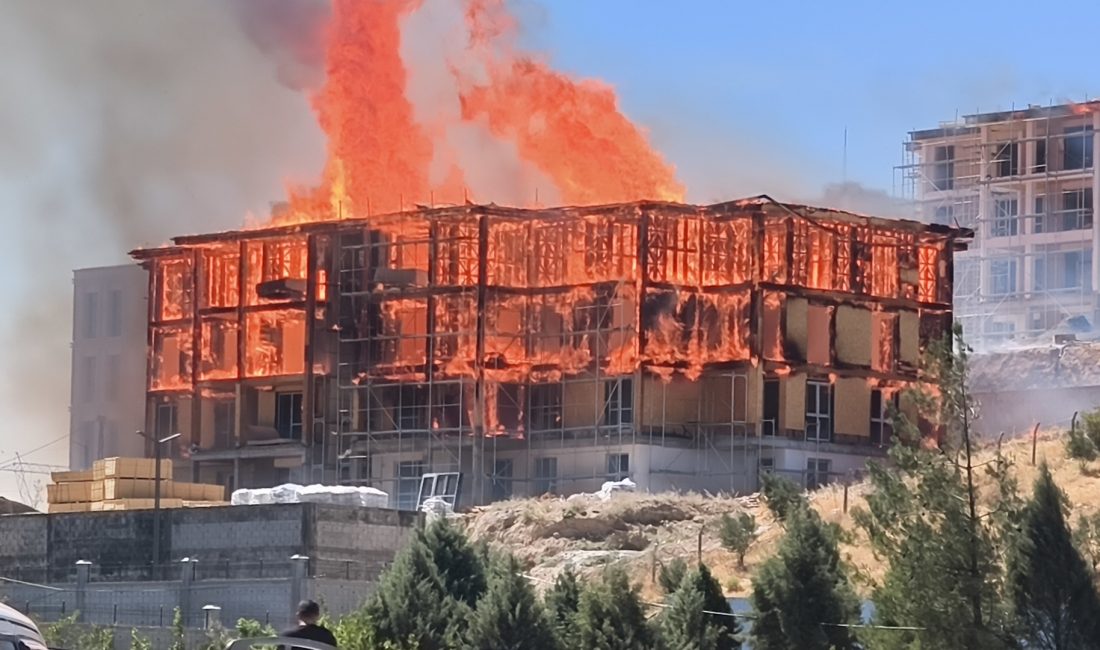 Kahramanmaraş’ın Maarif Mahallesi’nde sabah saatlerinde bir kuruma ait lojman inşaatında