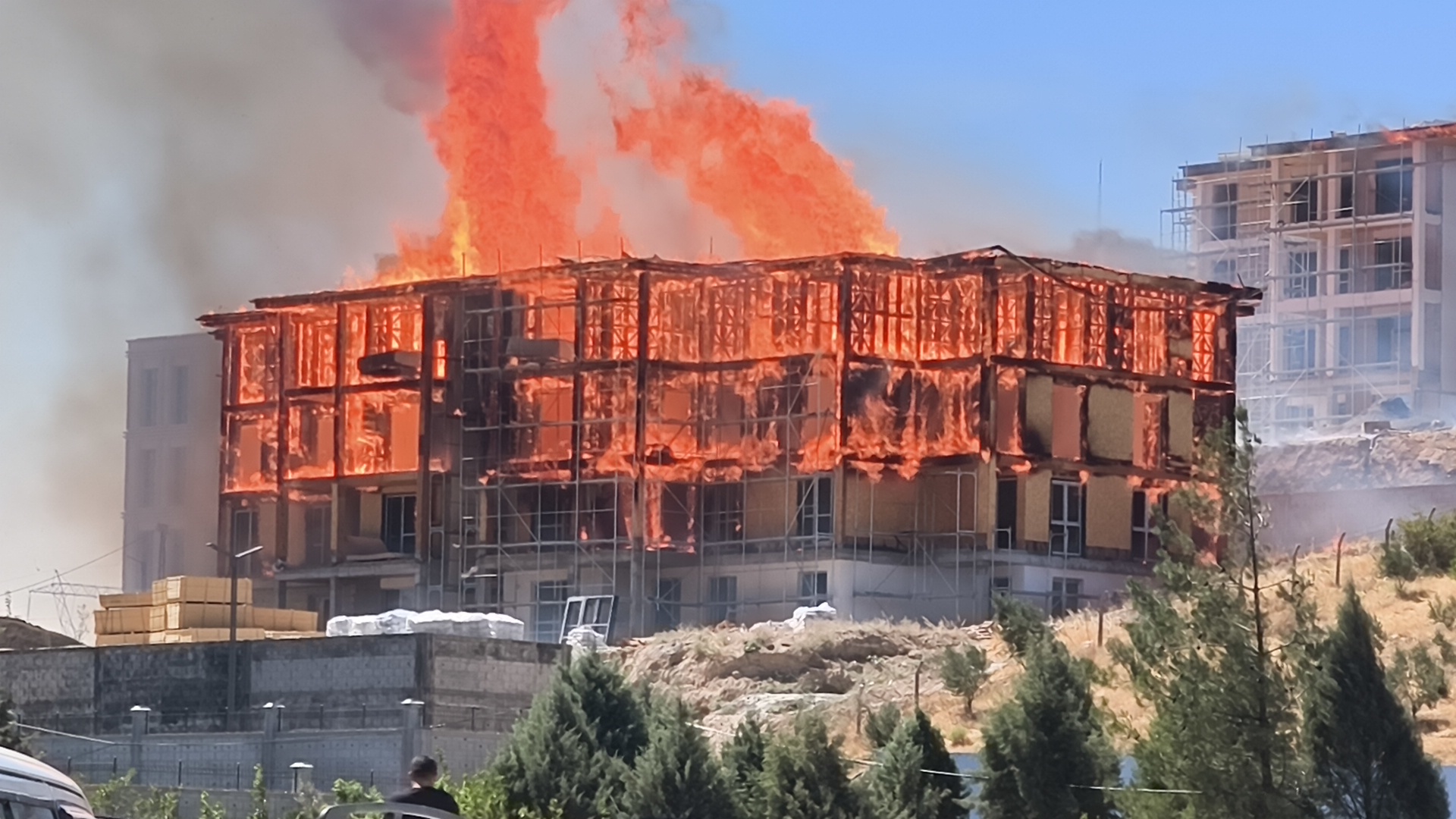Kahramanmaraş’ın Maarif Mahallesi’nde sabah saatlerinde bir kuruma ait lojman inşaatında
