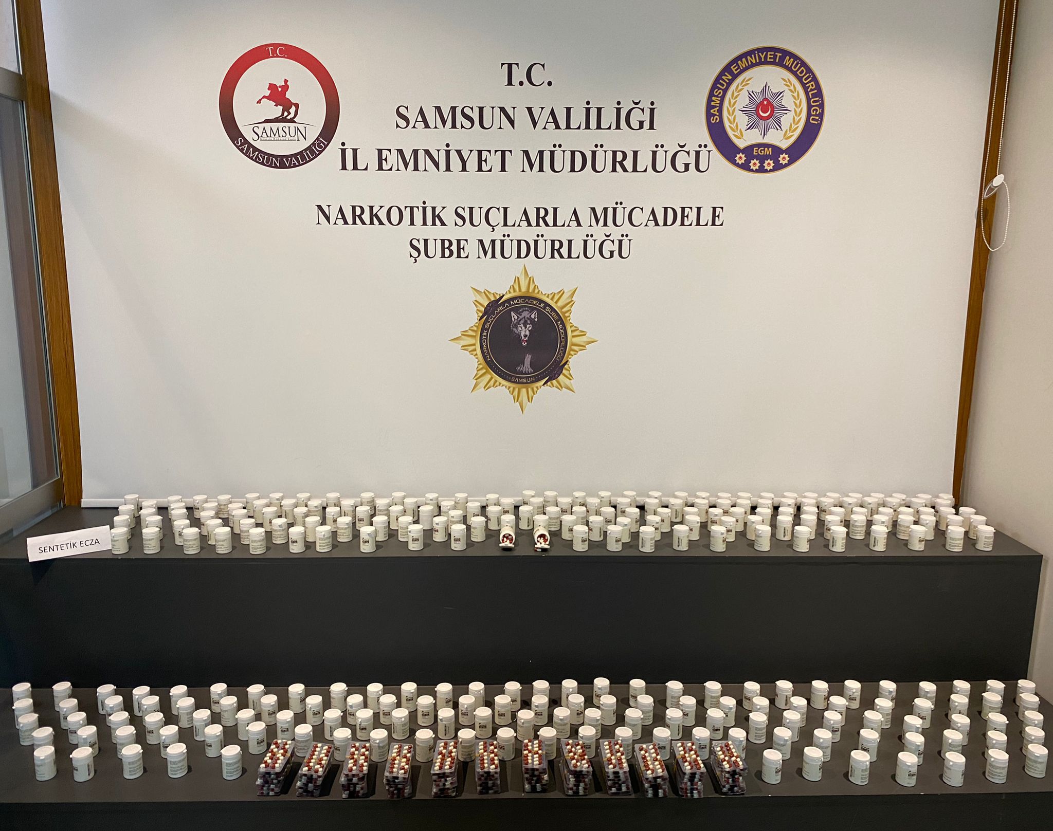 Samsun’da narkotik polisinin gerçekleştirdiği operasyonla, kamyonetle uyuşturucu getiren 2 kişi