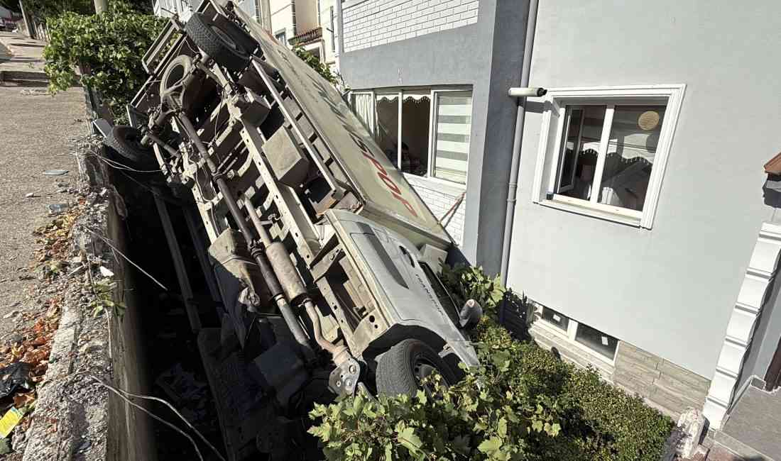 Karabük’ün Beşbinevler Bahçelievler Mahallesi’nde, park halindeyken el freninin boşalması sonucu