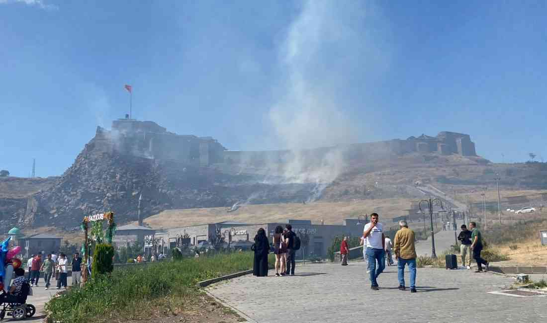 Kars Kalesi‘nin eteklerinde öğle saatlerinde çıkan ot yangını, çevredeki vatandaşlar