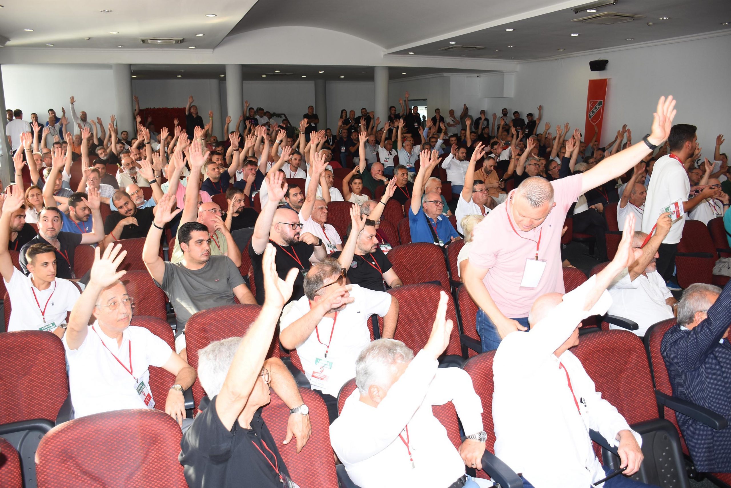 İzmir’in köklü spor kulübü Karşıyaka, geçtiğimiz dönemde yaşanan yönetim krizlerinin