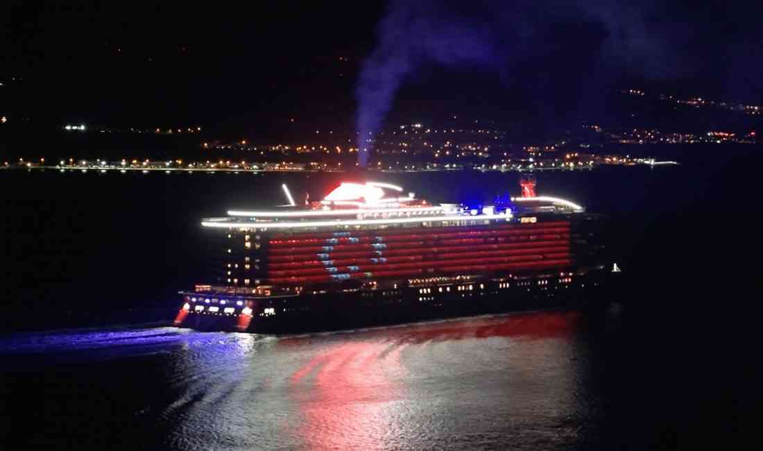 Bahamalar bayraklı ‘Resilient Lady’ isimli kruvaziyer, dün akşam saat 22.00