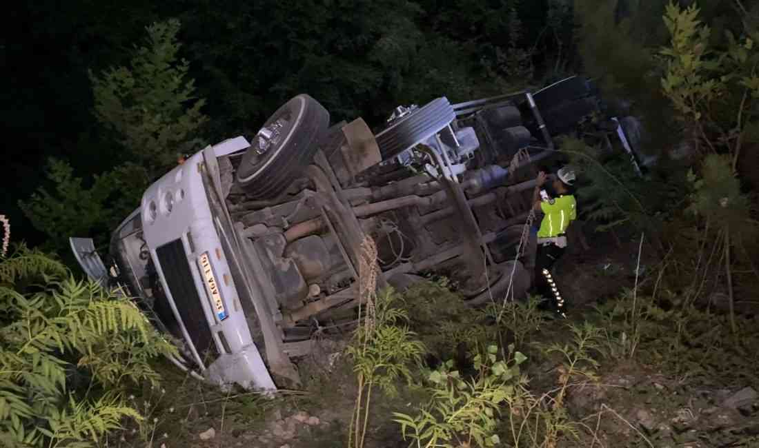Bursa‘nın İnegöl ilçesinde, lastiği patlayan bir kamyonun şarampole devrilmesi sonucu