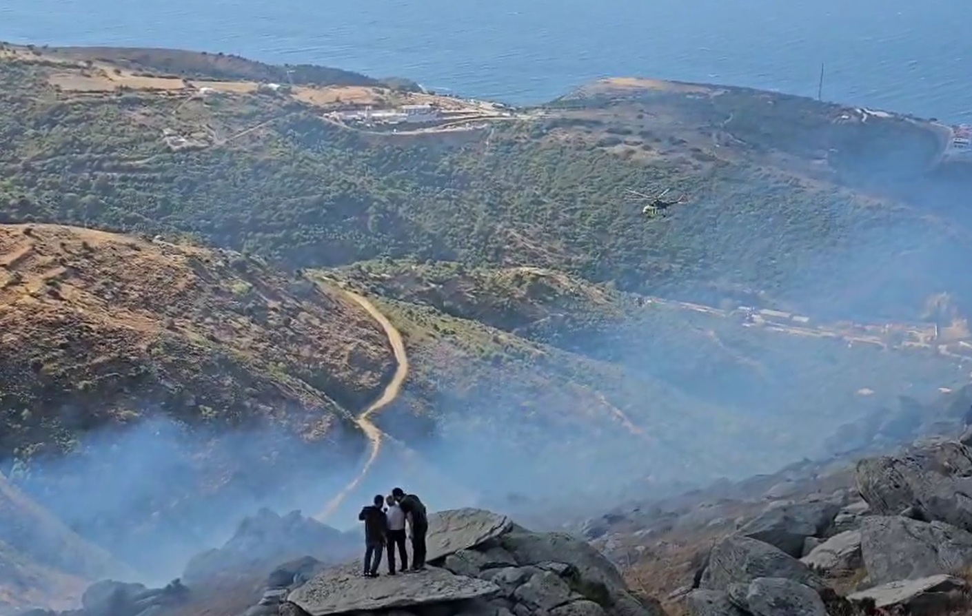 Marmara Adası’nda dün gece çıkan orman yangınına müdahale devam ediyor.
