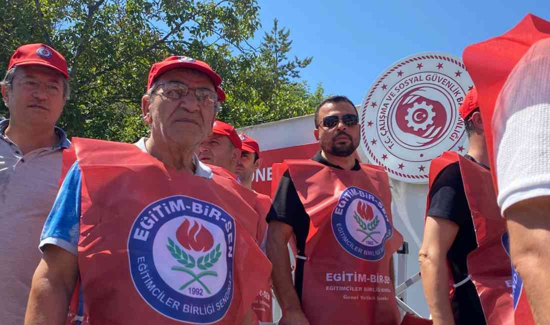 Memur Sendikaları Konfederasyonu (Memur-Sen) üyesi kamu çalışanları ve emeklileri, hükümetin