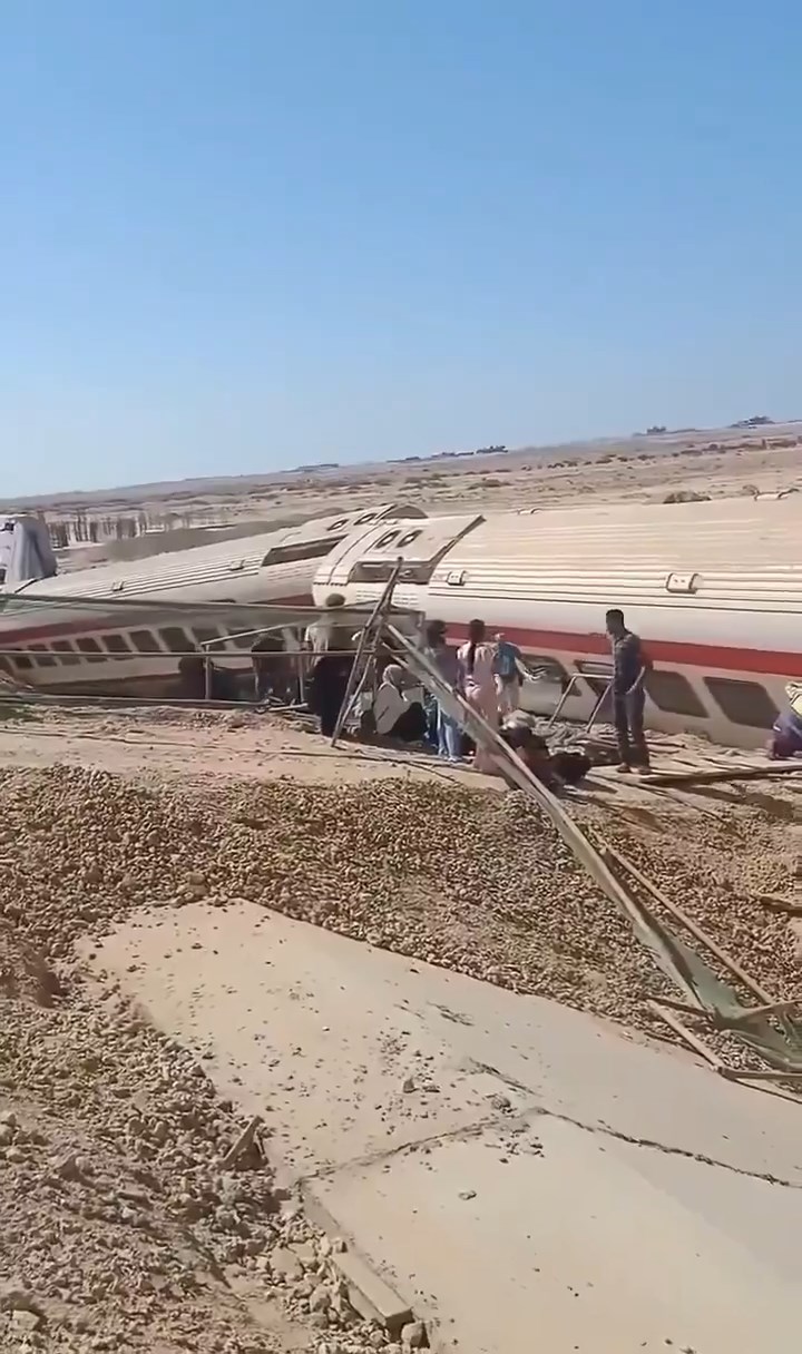 Mısır’da Marsa Matruh-Kahire seferini yapan yolcu treni raydan çıktı. Kazada