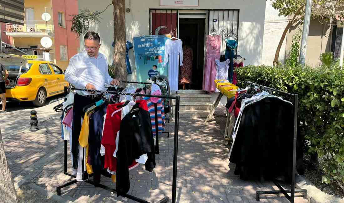 İzmir’in Bornova ilçesinde mahalle muhtarı Bekir Türkoğlu (47), başlattığı ‘Askıda