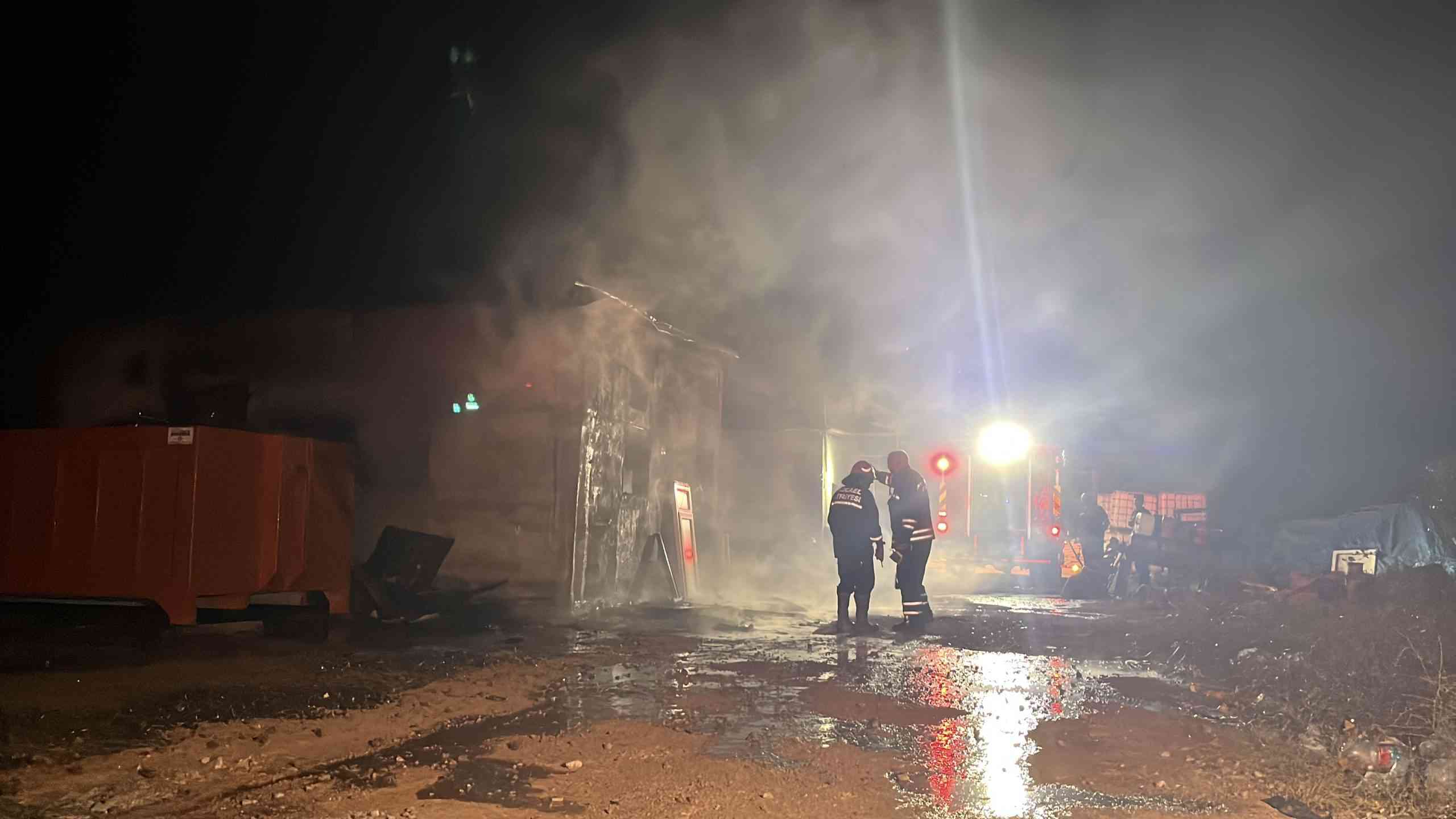 Kocaeli’nin Dilovası ilçesinde mutfak tezgahı üretimi yapılan bir iş yerinde