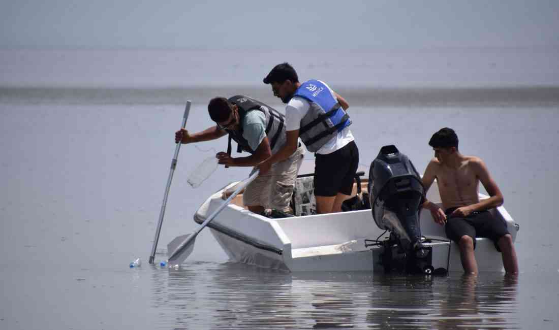 Van’ın Erciş ilçesinde yaşayan 11 yıllık müzik öğretmeni Erol Koçak,