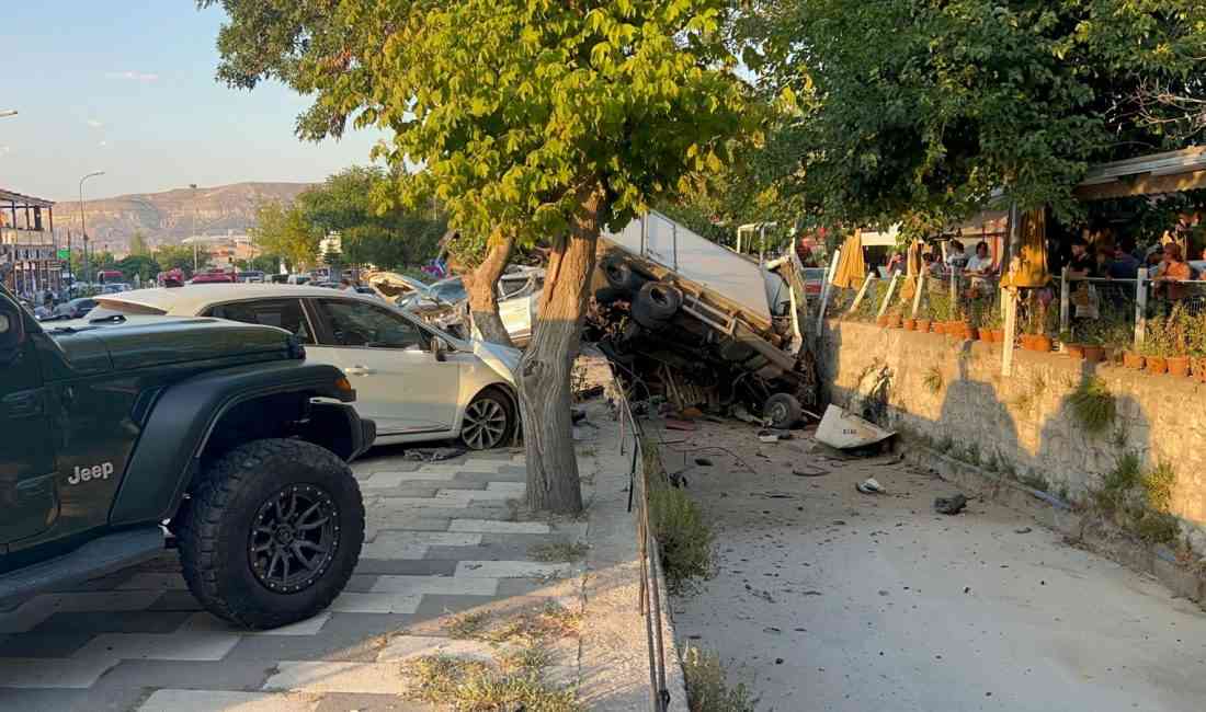 Nevşehir’in Göreme beldesinde, freni patlayan bir kamyonun park halindeki 10