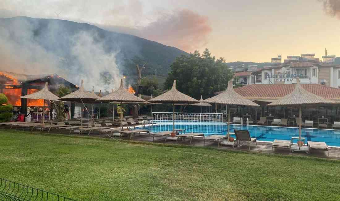 Erdek’te Otel Bahçesinde Alevler Yükseldi Balıkesir’in Erdek ilçesinde, Ocaklar Mahallesi’ndeki