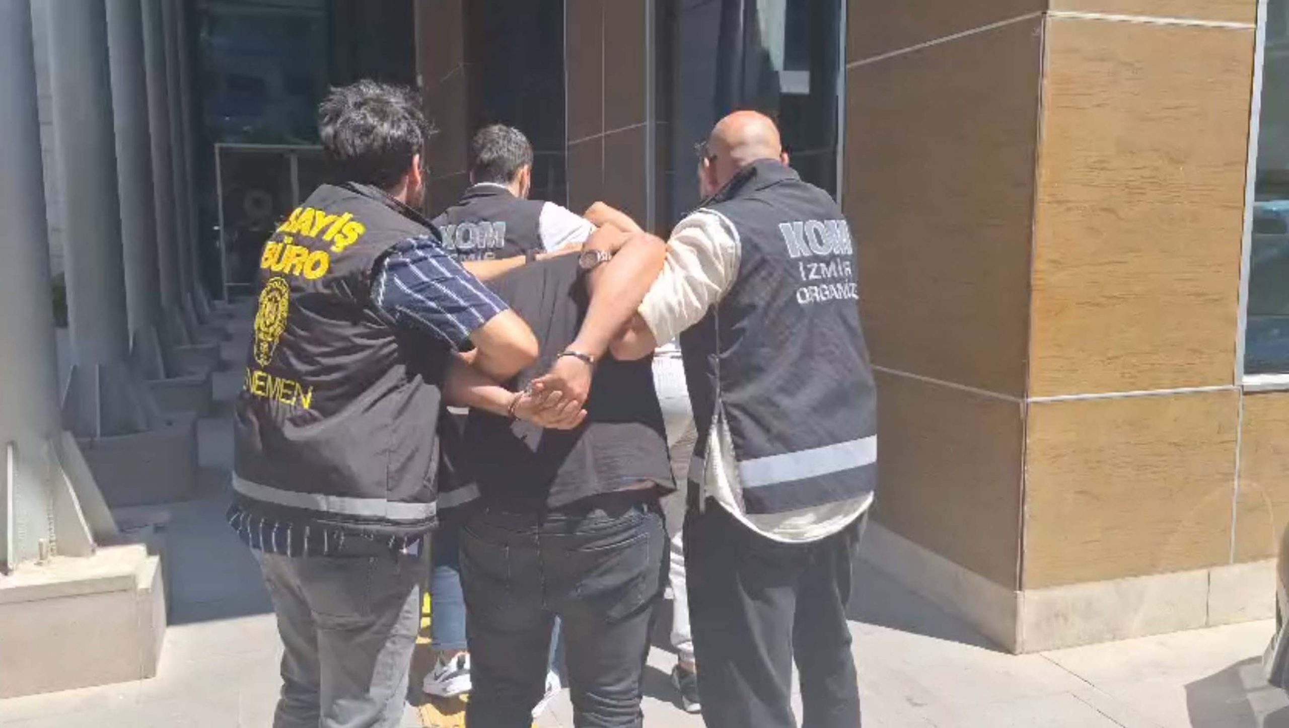 İzmir’in Menemen ilçesinde 30 Temmuz tarihinde, bir oto galerisine patlayıcı