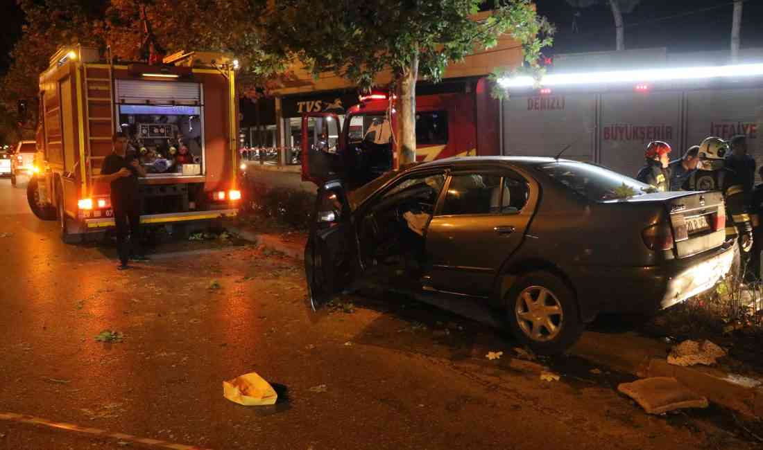 Denizli’nin Merkezefendi ilçesinde meydana gelen trafik kazasında, ağaca çarpan otomobilin