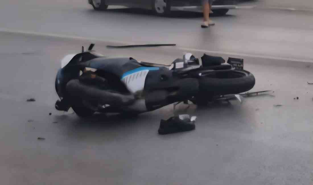 Sakarya’nın Sapanca ilçesinde, otomobil ile çarpışan motosikletin sürücüsü ağır yaralandı.