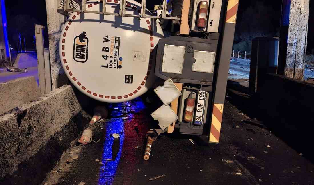 Gişelere Çarpan Tanker DevrildiBolu’nun Gerede ilçesinde, Anadolu Otoyolu’nun Gerede gişelerinde