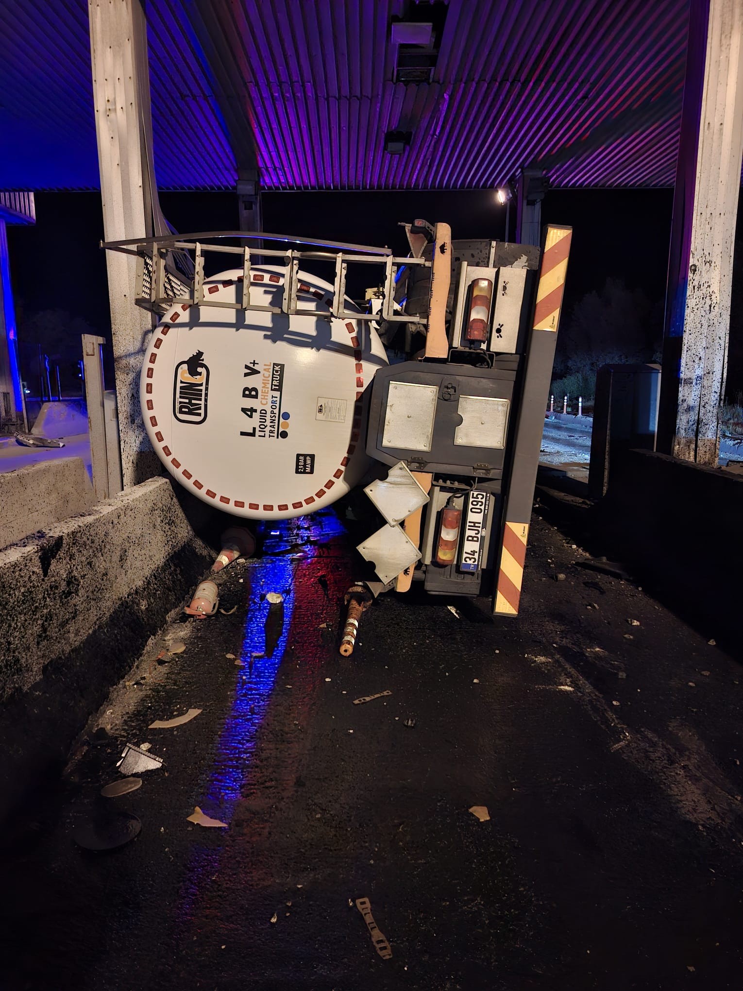 Gişelere Çarpan Tanker DevrildiBolu’nun Gerede ilçesinde, Anadolu Otoyolu’nun Gerede gişelerinde