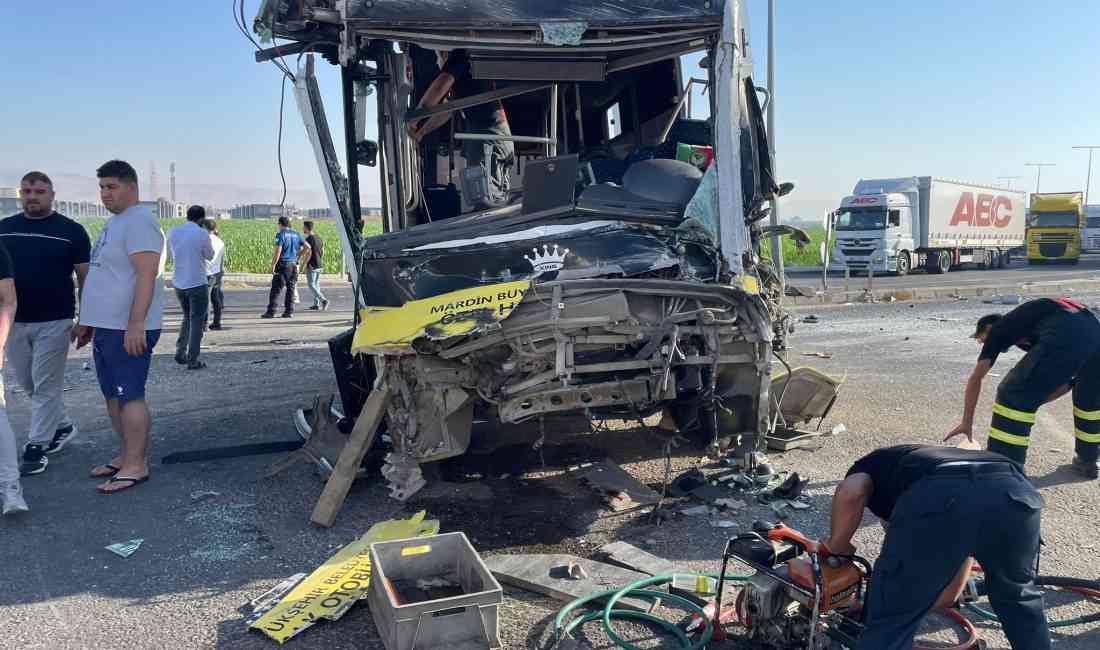 Mardin’in Kızıltepe ilçesinde özel halk otobüsü ile TIR’ın çarpışması sonucu