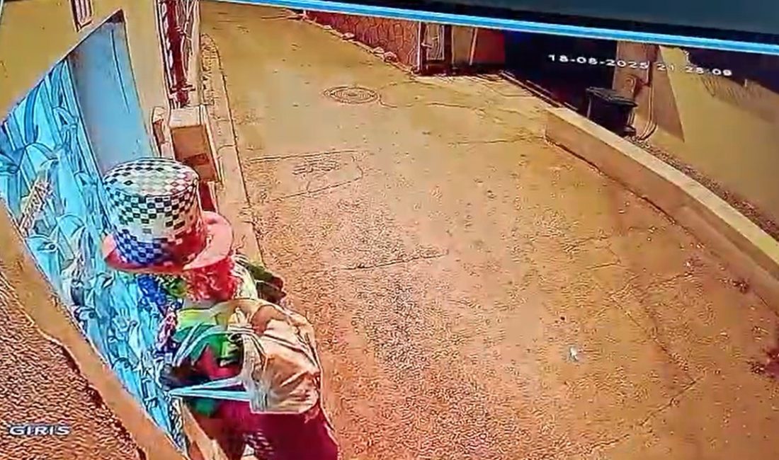 Bursa’nın Osmangazi ilçesinde, palyaço kıyafetiyle sokakta oynayan çocukları kovalayan 17