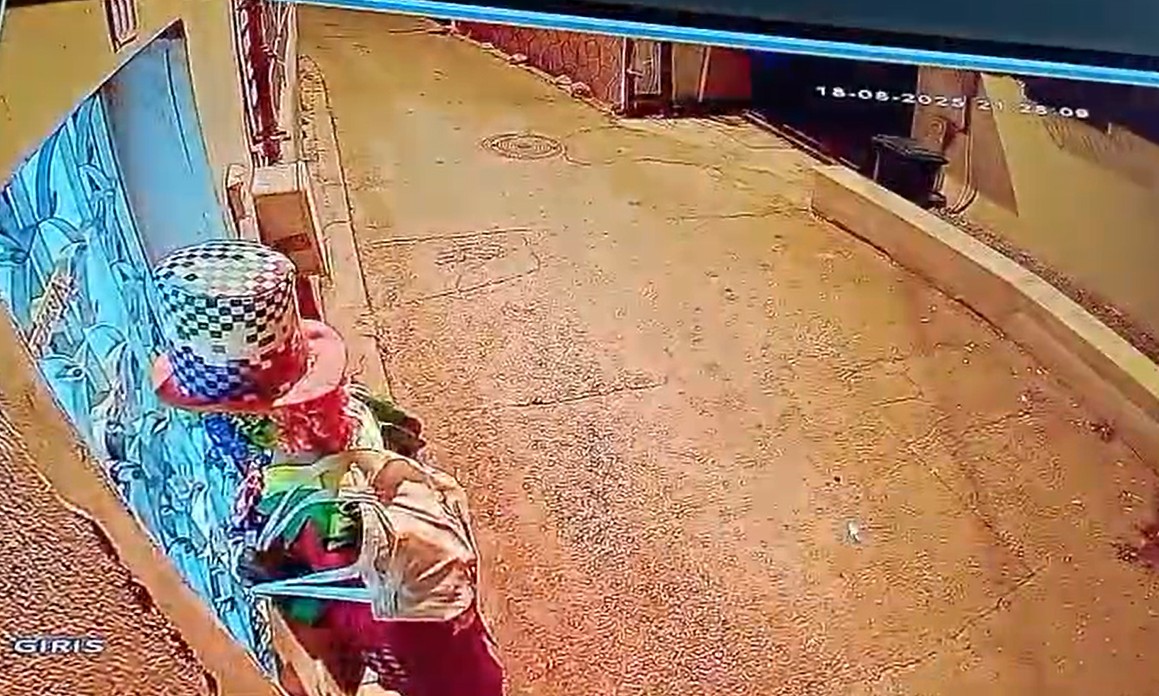 Bursa’nın Osmangazi ilçesinde, palyaço kıyafetiyle sokakta oynayan çocukları kovalayan 17
