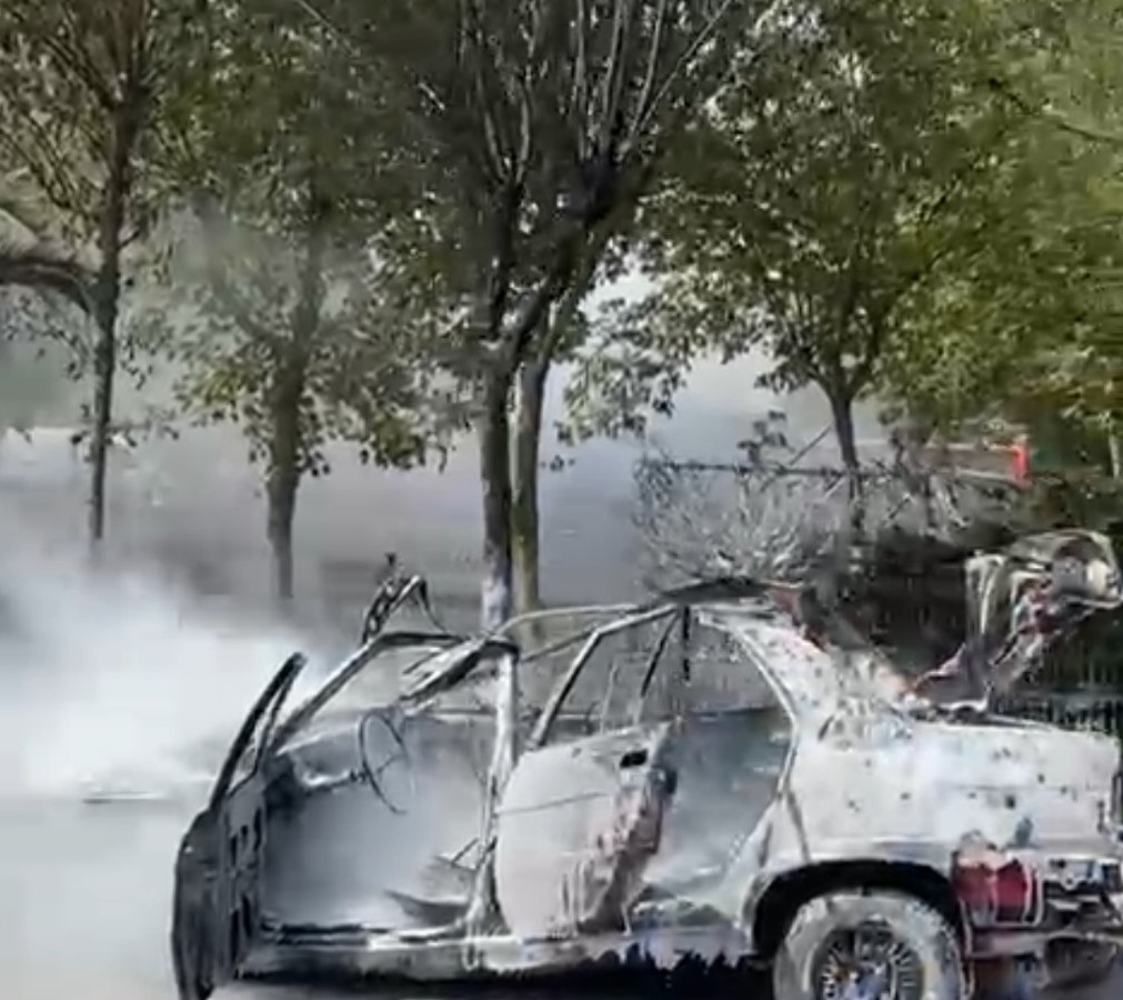 Kocaeli’nin Gebze ilçesinde park halindeki 2 otomobilde çıkan yangın itfaiye