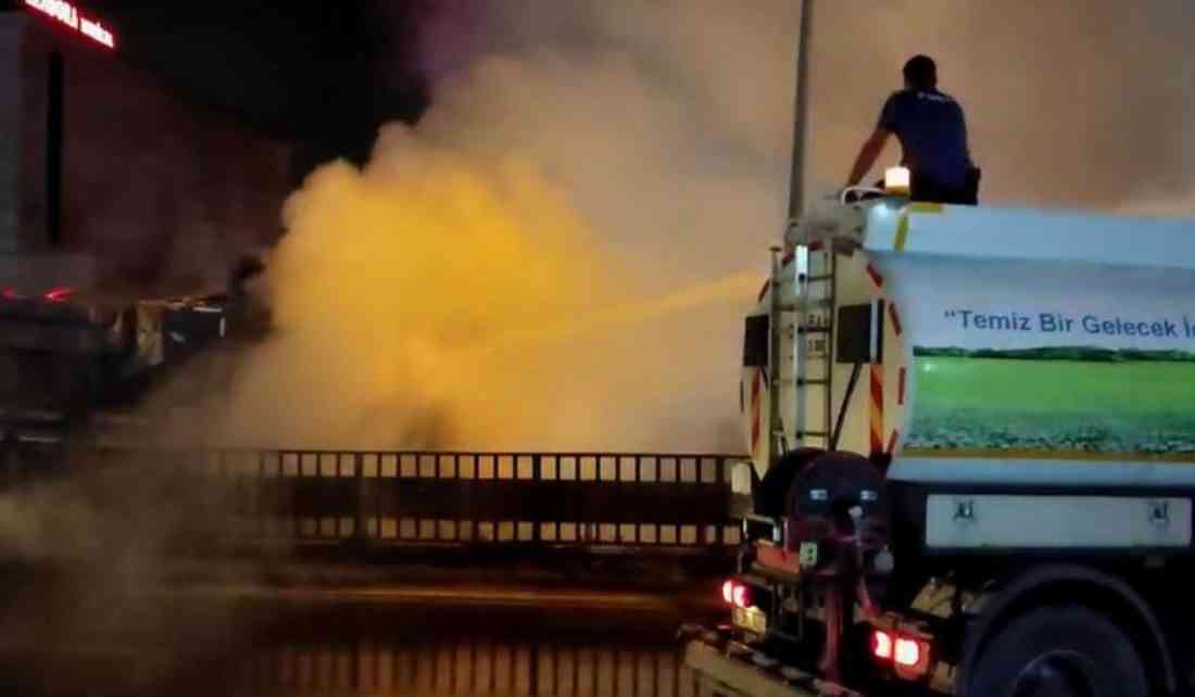 Samsun’un Tekkeköy ilçesinde, motor kısmından dumanlar yükselmeye başlayan yem yüklü