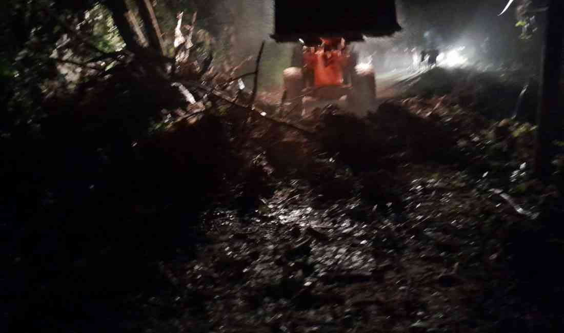 Rize’nin Çamlıhemşin ilçesinde etkili olan sağanak, heyelan meydana getirdi ve