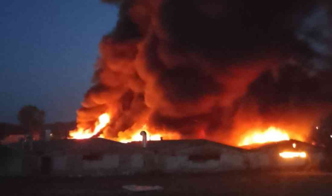 Sakarya’nın Geyve ilçesinde bulunan bir boya fabrikasında çıkan yangına ekiplerin