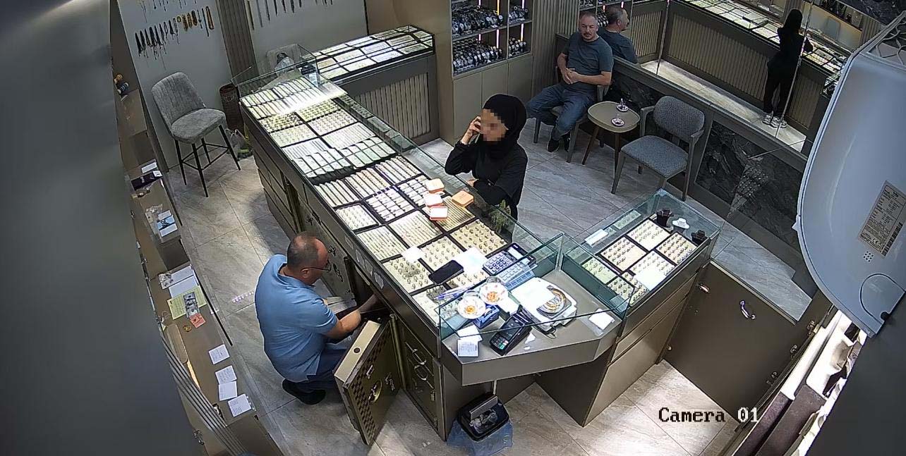 Telefon dolandırıcılarının yönlendirdiği 16 yaşındaki Afganistan uyruklu F.Y., bir sarrafın