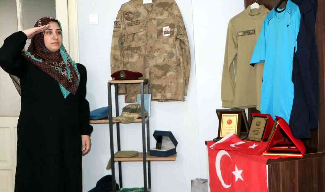 Erzurum’da yaşayan 26 yaşındaki Merve Tekin, şehitlerin kişisel eşyalarına gönüllü