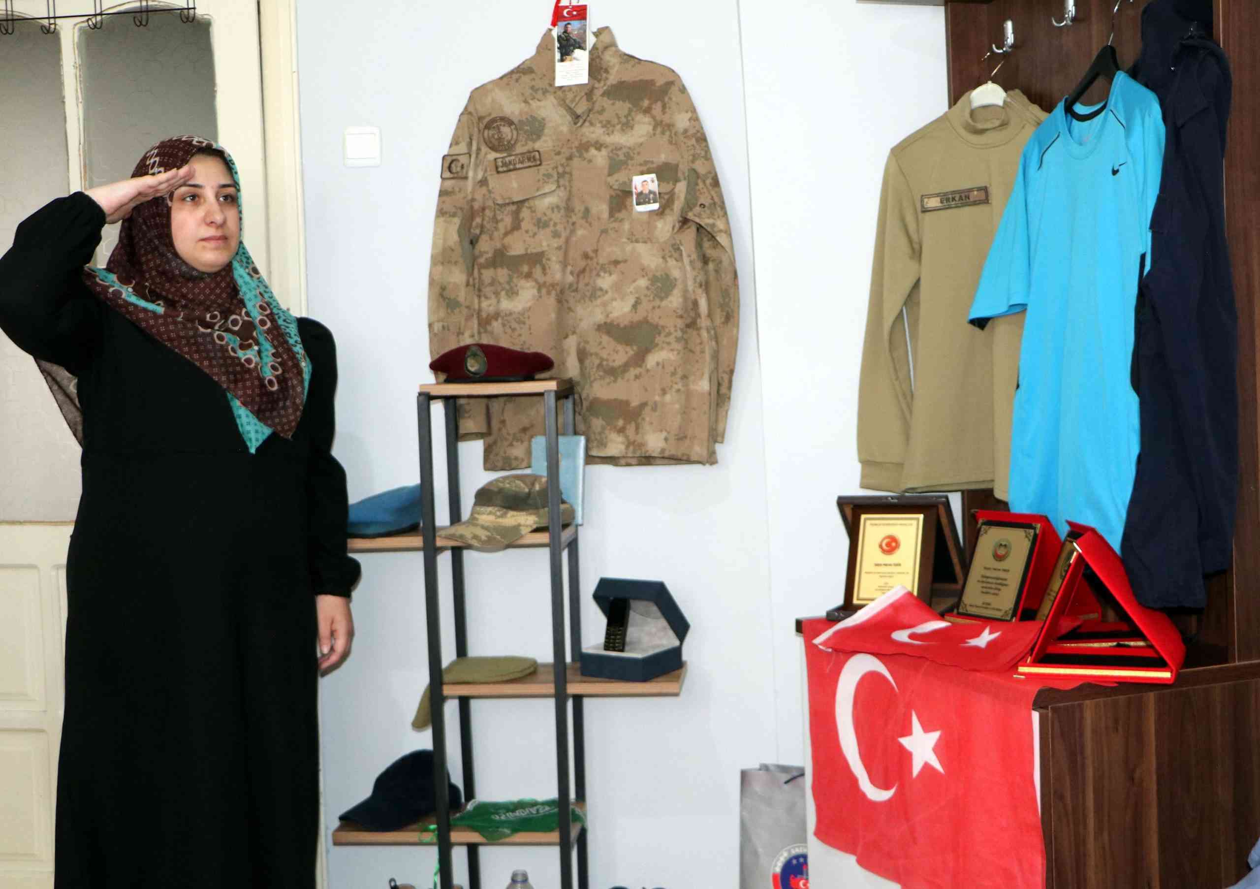 Erzurum’da yaşayan 26 yaşındaki Merve Tekin, şehitlerin kişisel eşyalarına gönüllü